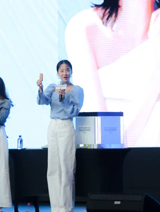 Risol pun menjadi pilihan favorit Song Ji Hyo dari berbagai jajanan yang dihadirkan di panggung. [Foto: Daniel Kampua/Fimela]