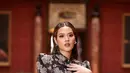 Siapa bilang Lebaran tidak bisa pakai baju hitam? Raisa tampil cantik kenakan dress berkancing dengan kerah tinggi [@raisa6690]