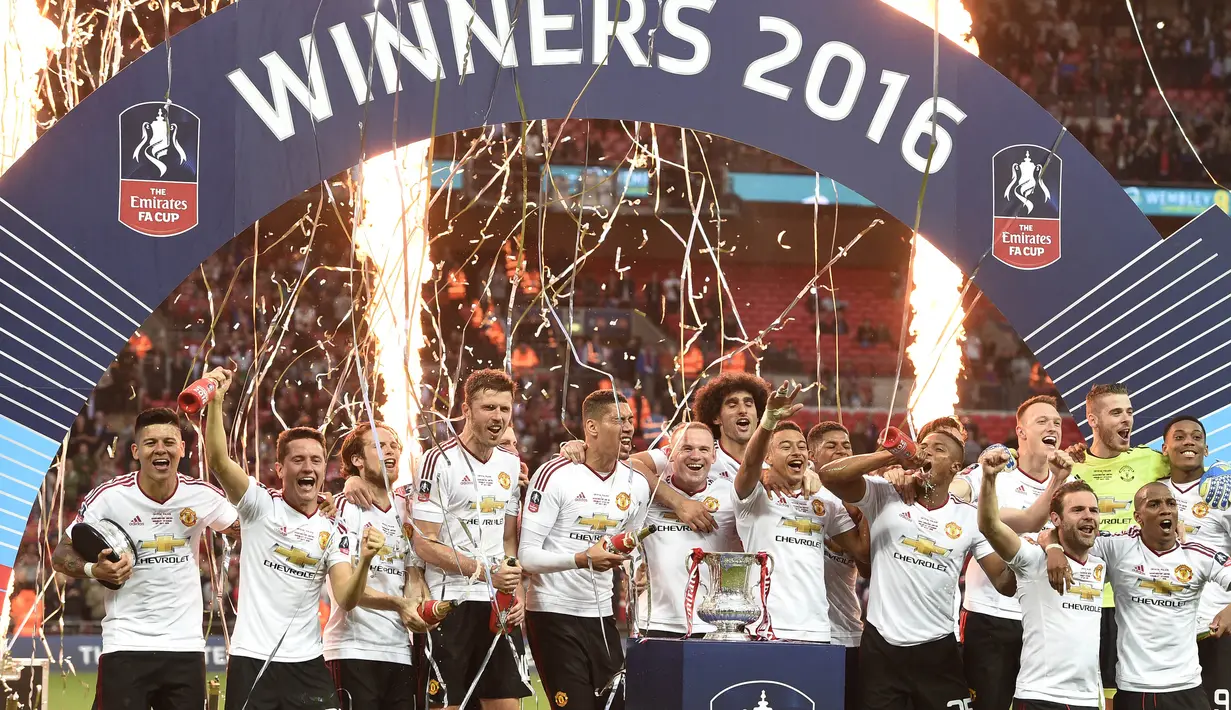 Para pemain Manchester United  merayakan kemenangan meraih trofi piala FA usai melawan  Crystal Palace di Wembley, London, (21/5/2016). (EPA/Facundo Arrizabalaga)