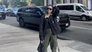 Bisa jadi referensi airport fashion kece. Padukan jaket hitam dengan cargo pants army dan sneakers. Jangan lupakan kacamata hitam! [@jkt48.zee]