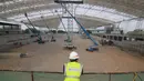 Seorang pengawas sedang melihat perkembangan Velodrome di Rawamangun, Jakarta Timur, (3/11/2017). Velodrome tersebut bernilai Rp 520 miliar. (Bola.com/Nick Hanoatubun)