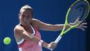 Petenis putri asal Italia Roberta Vinci mengembalikan bola pukulan lawannya asal Austria Tamira Paszek pada turnamen Australia Terbuka di Melbourne, Australia, (20/1/2016). (AFP/WILLIAM WEST)