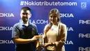 Perwakilan Nokia, Tony memberi hadiah pada pemenang saat acara #Nokiatributetomom yang diselenggarakan Fimela.com dan Nokia di Kota Kasablanka, Jakarta, Minggu (27/5). Pihak Nokia memperkenalkan produk terbarunya. (Liputan6.com/Helmi Fithriansyah)