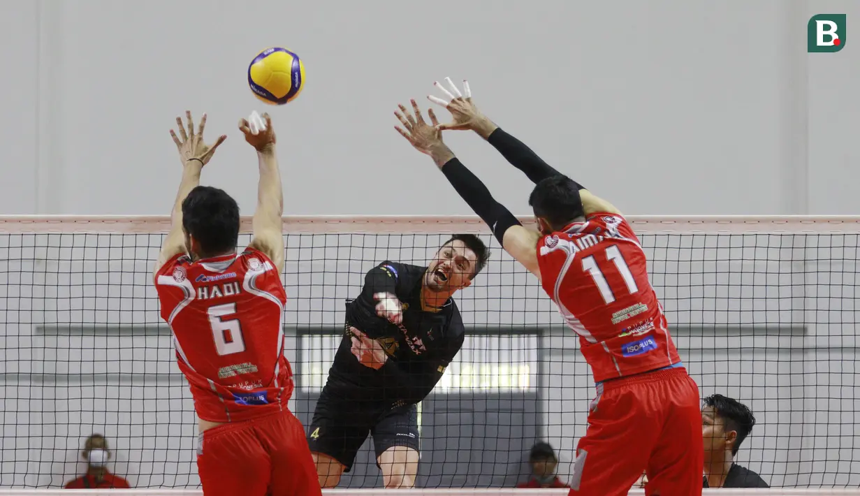 Di set kedua, Jakarta Pertamina Pertamax sebenarnya bermain cukup apik.Namun lagi-lagi, Surabaya Bhayangkara Samator berhasil unggul 25-21 dan membuat skor menjadi 2-0. (Bola.com/M Iqbal Ichsan)