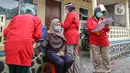 Petugas medis mengecek kesehatan warga sebelum divaksin COVID-19 di Bogor, Jawa Barat, Rabu (14/7/2021). BIN menggelar vaksinasi Covid-19 secara door to door kepada warga di 14 provinsi dan menyasar 19.000 warga. (Liputan6.com/Faizal Fanani)