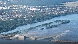 Ledakan di sebuah bendungan di bagian Ukraina selatan yang dikuasai Rusia pada Selasa menimbulkan banjir di wilayah tersebut. (Handout / ENERGOATEM / AFP)