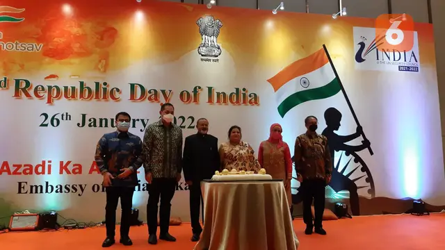 Duta Besar India untuk Indonesia Manoj Kumar Bharti (tengah) dalam perayaan Hari Kemerdekaan India ke-73 di Jakarta. (Liputan6.com/Tanti Yulianingsih)
