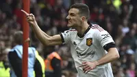 Pemain Manchester United, Diogo Dalot merayakan gol kedua timnya saat laga lanjutan Liga Inggris 2022/2023 melawan Nottingham Forest di City Ground, Nottingham, Senin (17/04/2023) WIB. Ini merupakan gol perdana Dalot di Liga Inggris. (AP Photo/Rui Vieira)