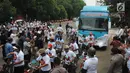 Wakil Ketua KPK, Basaria Panjaitan mengangkat bendera tanda pelepasan bus “Jelajah Negeri Bangun Antikorupsi” di Jakarta, Senin (24/9). Bus yang jelajahi 11 kota itu bertujuan mengkampanyekan dan mengedukasi gerakan antikorupsi. (Merdeka.com/Dwi Narwoko)