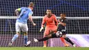Pemain Manchester City, Kevin De Bruyne, mencetak gol ke gawang Lyon pada perempat final Liga Champions di Stadion Jose Alvalade, Sabtu (15/8/2020). Lyon menang 3-1 atas Manchester City. (Franck Fife/Pool/via AP)