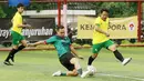 Hujan deras yang mengguyur lapangan membuat skuad yang bermarkas di Gondangdia ini harus jatuh bangun melawan Jawa Pos. (Bola.com/M Iqbal Ichsan)