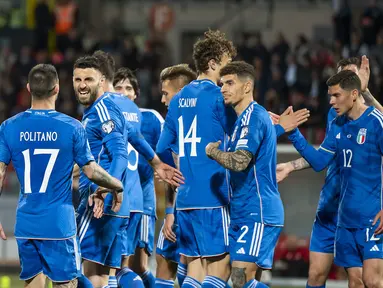 Gelandang Italia, Matteo Pessina (kanana) berselebrasi dengan rekan setimnya usai mencetak gol ke gawang Malta pada pertandingan Grup C Kualifikasi Euro 2024 di stadion Nasional di Ta' Qali, dekat Valletta, Malta, Senin 27 Maret 2023.  (AP Photo/Rene Rossignaud)