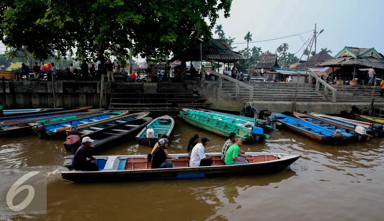 Warga menggunakan perahu sampan untuk menyeberang di sungai Kapuas, Pontianak, Kalimantan Barat, Sabtu (22/8/2015). Perahu Sampan sampai saat ini masih diminati warga sebagai moda transportasi sederhana di Sungai Kapuas. (Liputan6.com/Faizal Fanani)