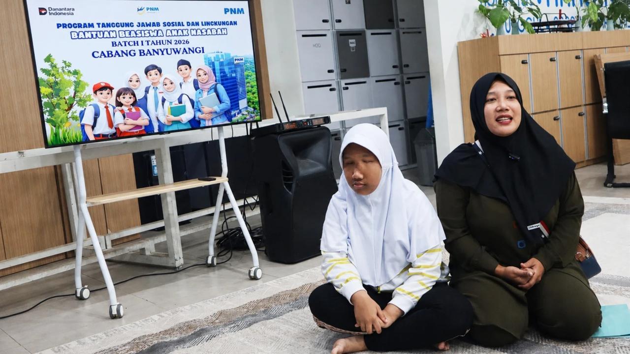 Anak Nasabah PNM Terima Beasiswa