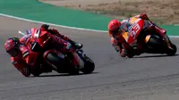 Francesco Bagnaia dan Marc Marquez saling bersaing untuk memperebutkan juara di MotoGP Aragon (AFP)
