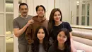 Momen ulang tahun Sydney, Cut Tari dan keluarga kecilnya memamerkan keakraban yang bikin iri. Duduk bersebelahan dengan Sydney, Chanella Leslie tampil cantik dengan atasan lengan panjang berwarna abu-abu. [Foto: Instagram/cuttaryofficial]