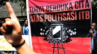Sejumlah Mahasiswa membentangkan spanduk 'Turut Berduka Cita Atas Politisasi ITB' saat melakukan aksi di Kampus Institut Teknologi Bandung, Jawa Barat. (ANTARA FOTO/Novrian Arbi)