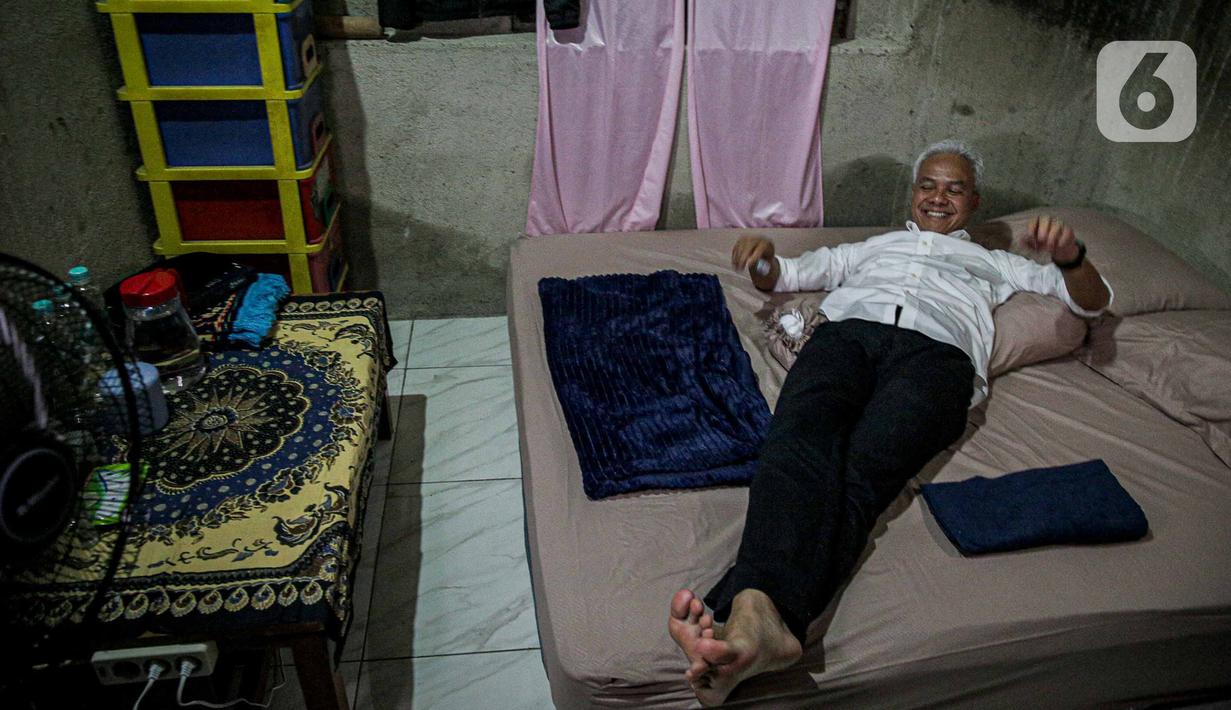 Calon presiden nomor urut 3 Ganjar Pranowo bersiap untuk beristirahat saat menginap di rumah warga di Tegal, Jawa Tengah, Rabu (10/1/2024). (Liputan6.com/Faizal Fanani)