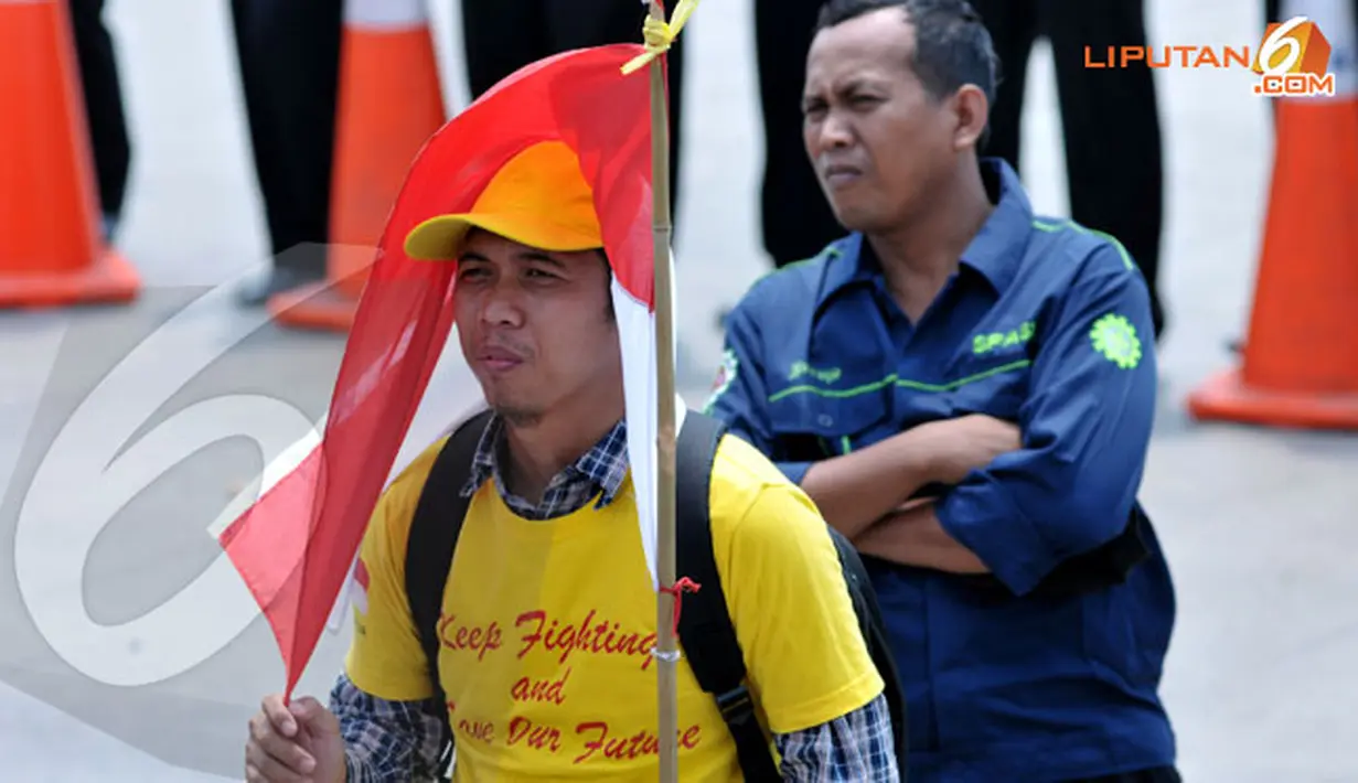 Meski di bawah terik matahari, para buruh ini tetap setia mengikuti aksi untuk memperjuangkan kenaikan upah