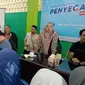 Para relawan nampak menyemut mengelilingi Dudung Sudiana (berkacamata), setelah pengumuman pengunduran diri dalam pencalonan Pilkada Garut 2024. (Liputan6.com/Jayadi Supriadin)