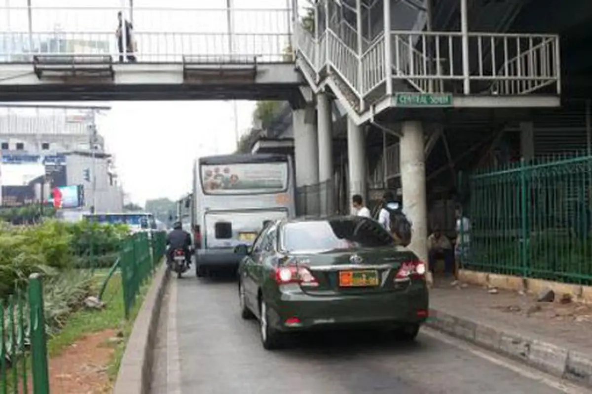 Mobil sedan TNI menerobos jalur Busway (@masukbusway)