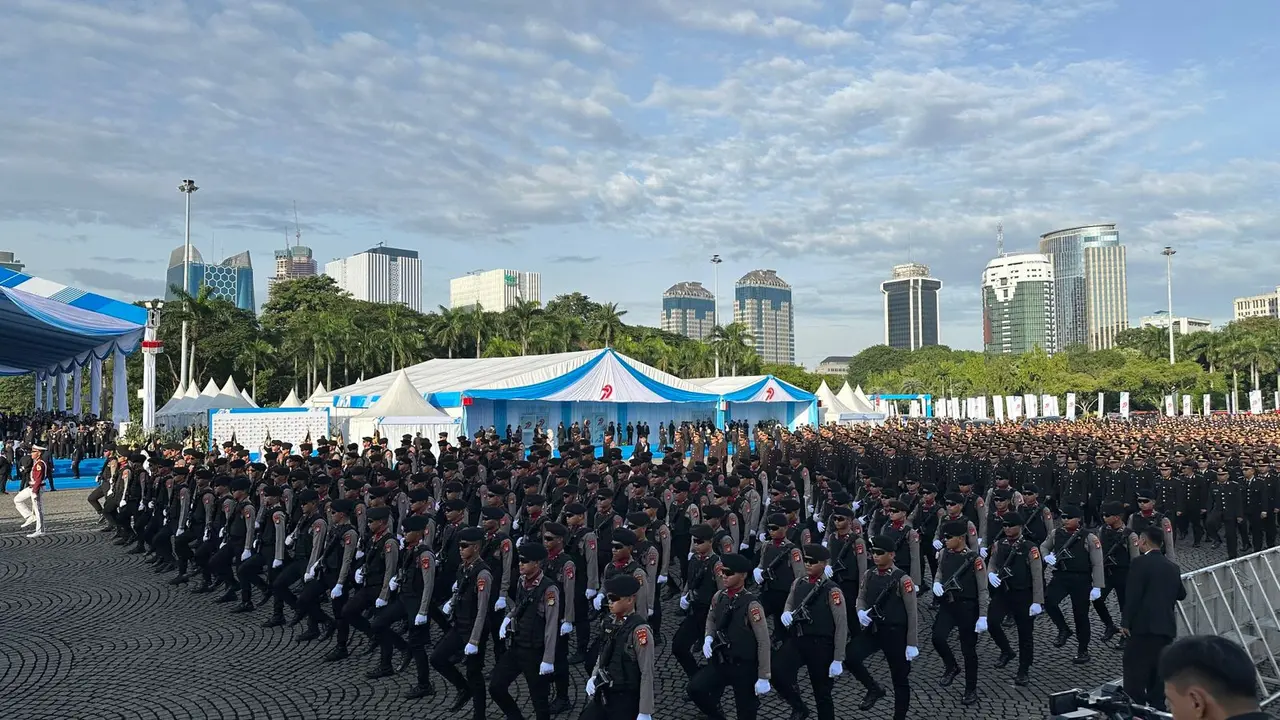 Polri menggelar acara puncak Hari Bhayangkara 2025 di kawasan Monumen Nasional (Monas), Jakarta Pusat, Selasa (1/7/2025). Upacara HUT ke-79 Bhayangkara dihadiri Presiden Prabowo Subianto yang akan menyampaikan amanat. (Liputan6.com/Nanda Perdana Putra)