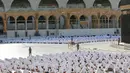 Barisan jemaah salat di Masjidil Haram di kota suci Mekah, Arab Saudi (30/12/2021). Arab Saudi pada hari Kamis (30/12) menerapkan kembali langkah-langkah jarak sosial di Masjidil Haram di kota suci Muslim Mekah, setelah mencatat jumlah infeksi tertinggi dalam beberapa bulan. (AFP Photo)