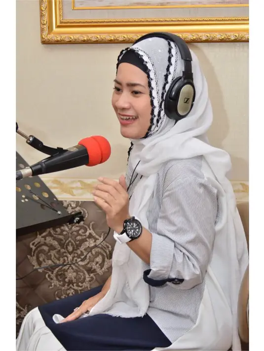 Penyanyi dangdut senior Ikke Nurjanah belakangan ini tampil berbeda. Ibu satu anak itu sejak tahun lalu, memutuskan untuk menutup auratnya seperti yang diperintahkan oleh agama Islam. (Instagram/ikkenurjanah0518)