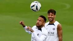Penyerang Paris Saint-Germain (PSG) Neymar mengontrol bola, di depan Juan Bernat selama sesi latihan jelang melawan Monaco, di Saint-Germain-en-Laye, barat Paris pada 26 Agustus 2022. Laga PSG vs AS Monaco di lanjutan Ligue 1 Prancis akan berlangsung pada 29 Agustus 2022 dinihari WIB. (FRANCK FIFE / AFP)