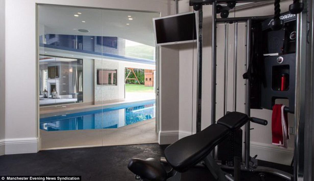 Rumah Di Maria dilengkapi alat olahraga yang lengkap.