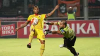 Pemain Sriwijaya FC, Hilton Moreira (kiri) berebut bola dengan Pemain Persija, Andrytani pada laga Torabika SC 2016 di Stadion Utama Gelora Bung Karno, Jakarta (24/6/2016). (Bola.com/Nicklas Hanoatubun)