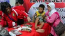 Seorang anak saat mengikuti pengobatan dan sunatan masal gratis di Jakarta, Sabtu (23/7). Acara ini memperingati HUT ke-70 Bhayangkara dengan menggelar pengobtan gratis, sunatan masal, donor darah dan periksa gigi gratis. (Liputan6.com/Angga Yuniar)