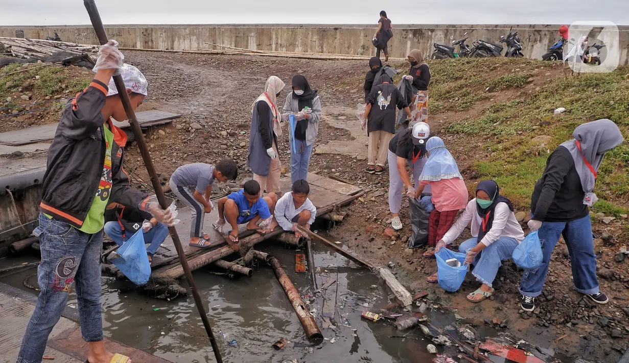 Anak-anak pesisir membersihkan sampah di kawasan Cilincing, Jakarta Utara, Minggu (5/12/2021). Fenomena rob yang diprediksi BMKG berlangsung dari 2-9 Desember 2021 di Jakarta menginisiasi anak-anak Kelas Jurnalis Cilik untuk bersih-bersih kawasan pesisir. (merdeka.com/Iqbal S. Nugroho)