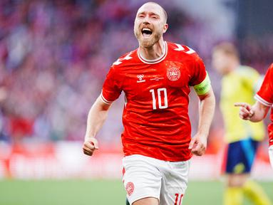 Gelandang Denmark Christian Eriksen merayakan gol yang dicetaknya ke gawang Swedia dalam laga persahabatan menjelang Euro 2024 di stadion Parken, Kamis (6/6/2024). (Liselotte Sabroe / Ritzau Scanpix / AFP)