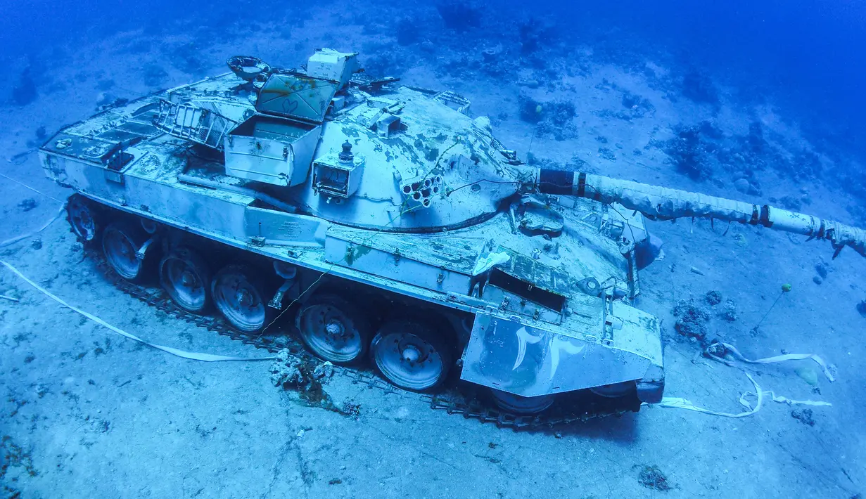 Sebuah tank tempur Angkatan Bersenjata Yordania yang tenggelam di dasar laut Laut Merah di lepas pantai kota pelabuhan selatan Aqaba, pada 23 Juli 2019. Kendaraan tempur ini menjadi bagian dari museum militer bawah laut yang baru. (Aqaba Special Economic Zone Authority / AFP)