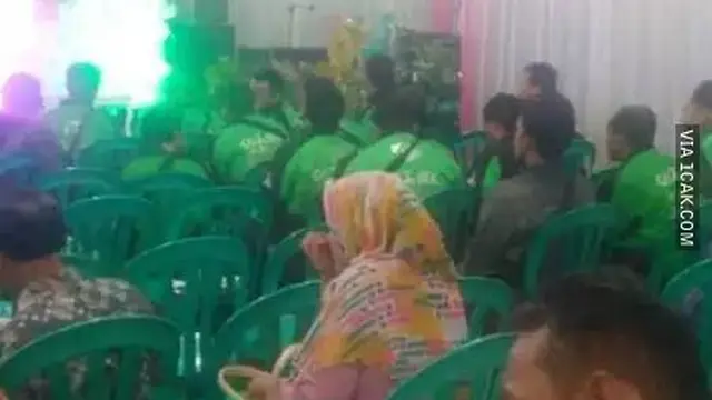 10 Penampilan Kocak Tamu di Acara Kondangan Ini Bikin Tepuk Jidat