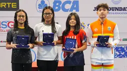 Para pemenang penghargaan sebagai atlet terbaik dari masing-masing kelompok umur di ajang Indonesia Open Aquatic Championships (IOAC) 2025. (Bola.com/Abdul Aziz)