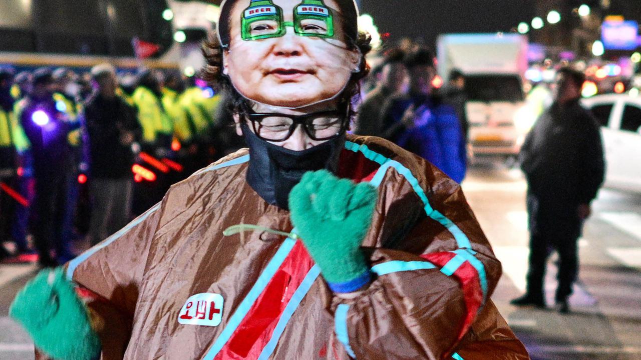 Demonstrasi Warga Menuntut Presiden Yoon  Mencabut Darurat Militer di Korsel