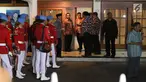 Anggota Pasukan Pengamanan Presiden (Paspampres) terlihat bersiap menyambut jenazah almarhum Presiden RI ke-3 BJ Habibie di kediamannya di Patra Kuningan, Jakarta Selatan, Rabu (11/9/2019). BJ Habibie meninggal dunia setelah menjalani perawatan di RSPAD. (Liputan6.com/Angga Yuniar)