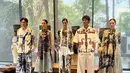 Karya kolaborasi ini hadir juga dalam bentuk aksesori dan attachment pelengkap tampilan busana yang terlihat selaras. Dirangkai dengan cermat, detail,
dinamis dan atraktif. Koleksi aksesori jadi pernyataan gaya yang lugas./ Foto dok: Fimela.