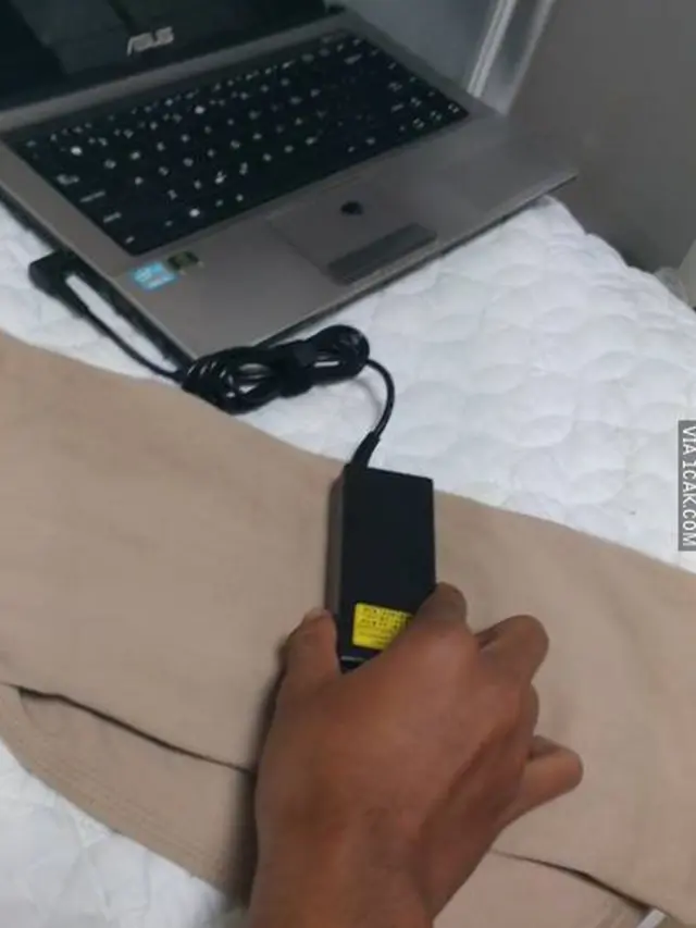 6 Kelakuan Kocak Orang Pakai Gadget Ini Bikin Tepuk Jidat