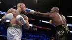 Floyd Mayweather mendaratkan pukulan tepat diwajah Conor McGregor dalam pertandingan tinju super kelas welter di Las Vegas (26/8). Mayweather berhasil mengalahkan McGregor dengan TKO. (AP Photo/Isaac Brekken)