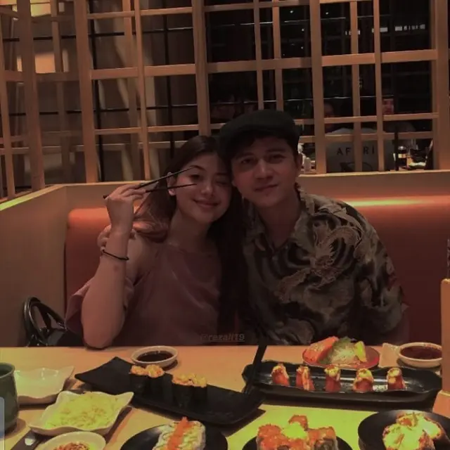 Jarang Terekspos, Ini 6 Momen Manis Reza Alisyahbana 'Cinta Karena Cinta' dan Kekasih