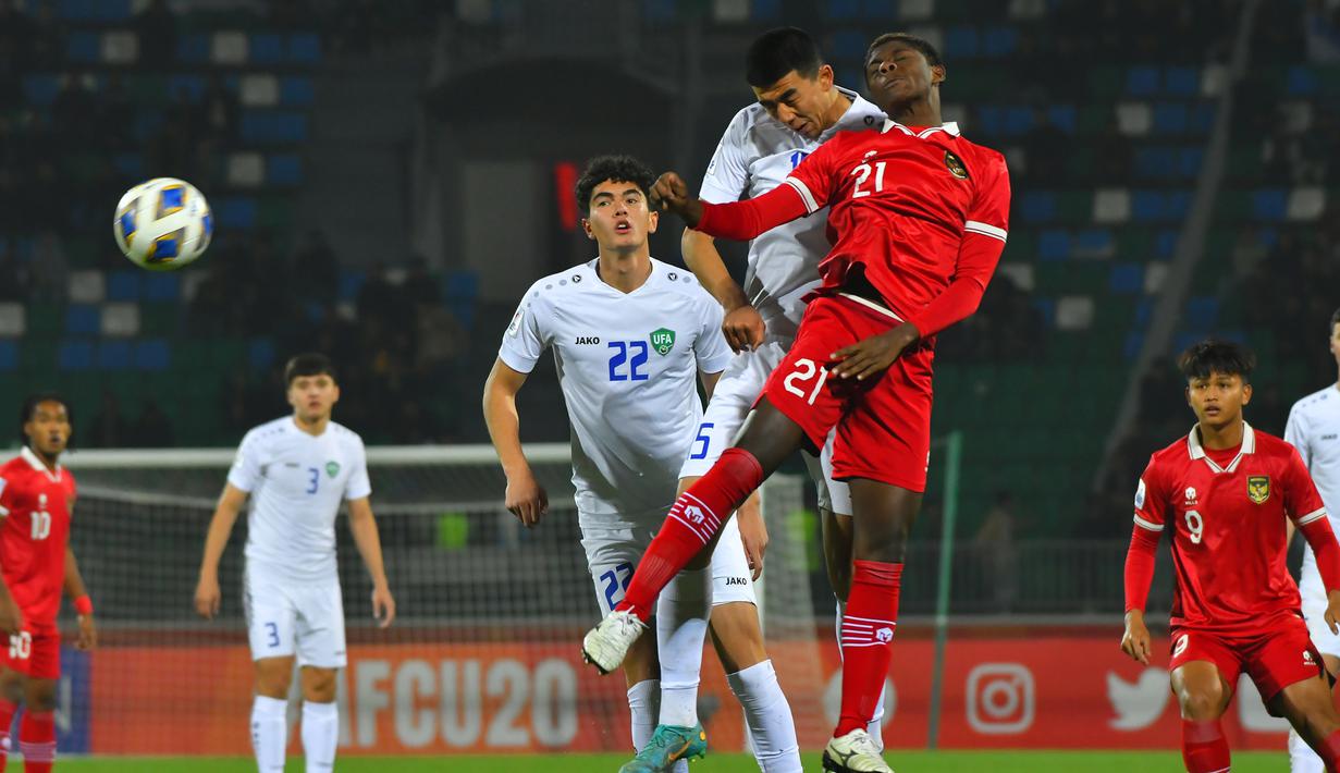 <p>Pemain Timnas Indonesia U-20, Hugo Samir (kanan) berduel udara dengan pemain Uzbekistan U-20, Ortikboev Diyorbek pada laga matchday ketiga Grup A Piala Asia U-20 2023 di Istiqlol Stadium, Fergana, Uzbekistan, Selasa (7/3/2023) malam WIB. (AFC/Tolibjon Kosimov Tokhririvich)</p>