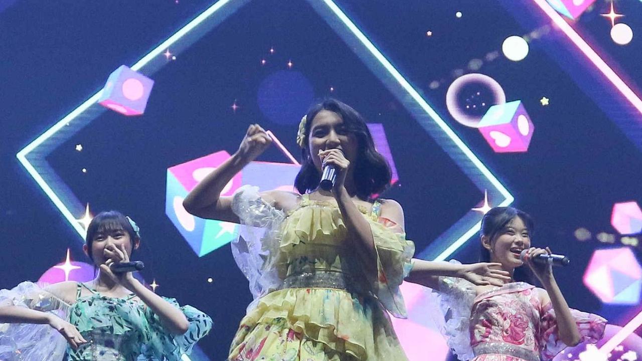 Member JKT48 tampil enerjik dan memukau di panggung musik KapanLagi Buka Bareng BRI Festival 2024. (Liputan6.com/Herman Zakharia)