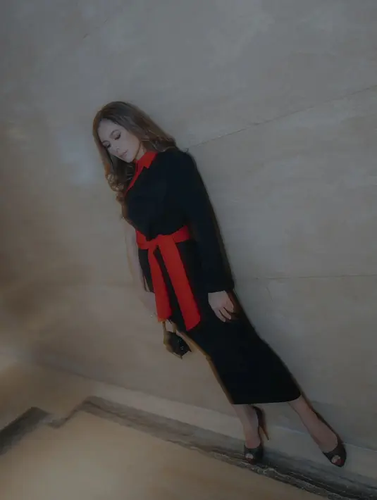 Look Wulan Guritno lainnya dalam dress one shoulder yang chic dari Sama Studio. [@wulanguritno]