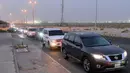 Orang-orang antre dalam mobil mereka untuk memasuki sebuah stasiun pengujian lantatur (drive through) baru untuk COVID-19 di Kegubernuran Mubarak Al-Kabeer, Kuwait, 20 September 2020. Kuwait membuka stasiun pengujian PCR lantatur baru untuk memperluas kapasitas pengujian COVID-19. (Xinhua/Asad)