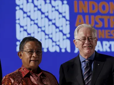 Menteri Perdagangan Australia Andrew Robb (kanan) dan Menteri Koordinator Perekonomian Indonesia Darmin Nasution berpose selama ikuti Indonesia Australia Businees Week di Jakarta, (18/11/2015). (REUTERS/Beawiharta)