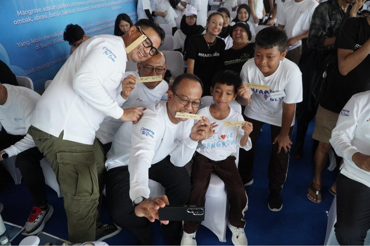 Pertamina dan Siswa SD Tanam Puluhan Ribu Mangrove di Pantai Tanjung Pasir