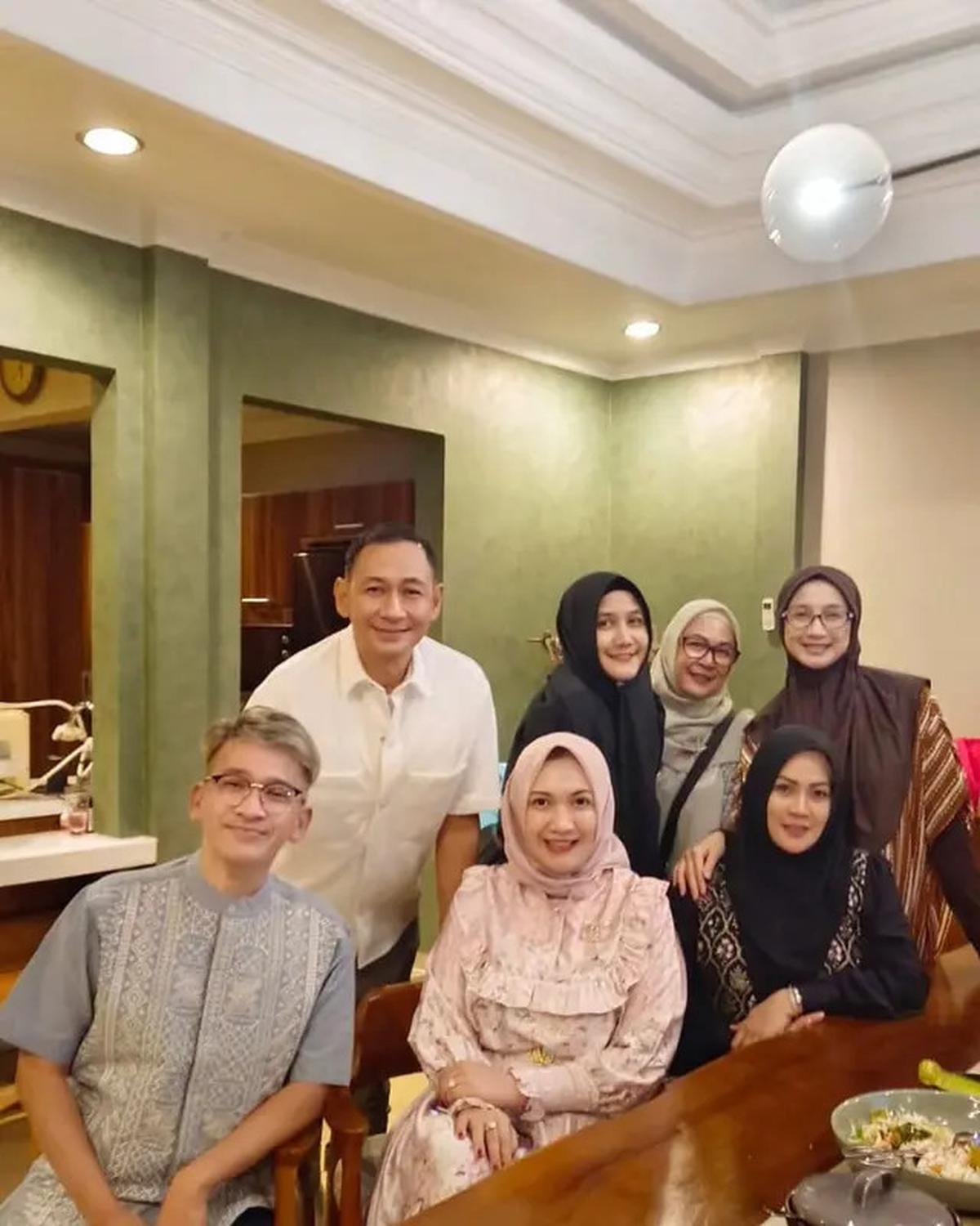6 Potret Desy Ratnasari Halalbihalal Bareng Artis Lawas, Ruben Onsu Ikut Hadir